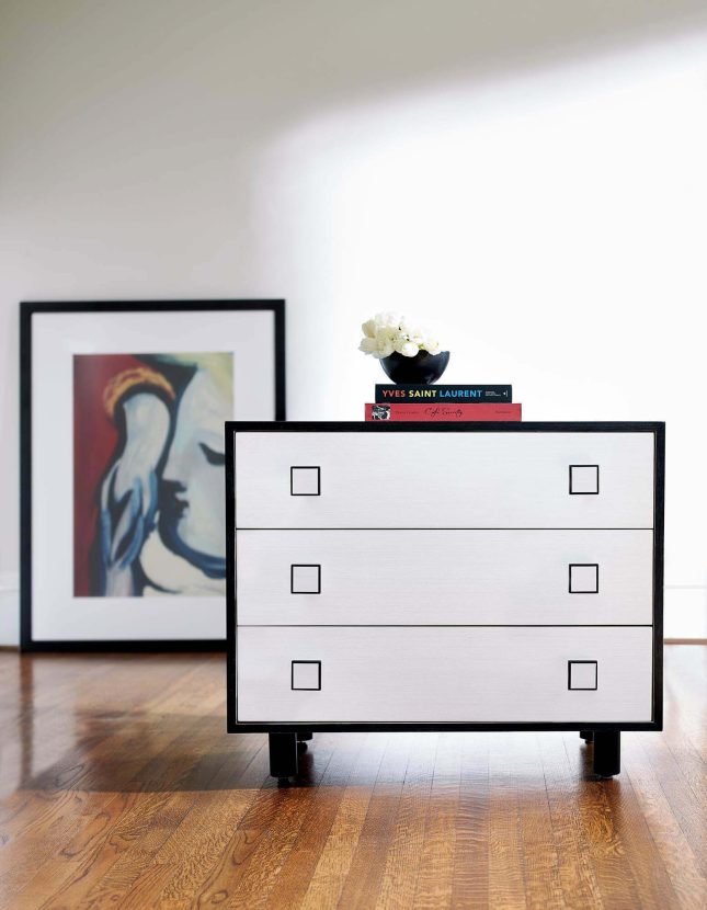 Silhouette Nightstand with Onyx Frame Liveshot
