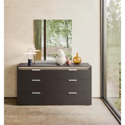Alternative view of Amy Mirror